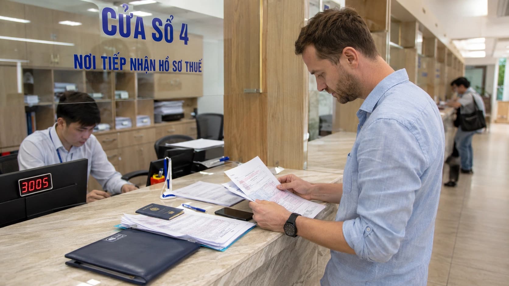 Dossier fiscal d’un expatrié au Vietnam avec passeport, documents de revenus, calendrier et calculatrice.