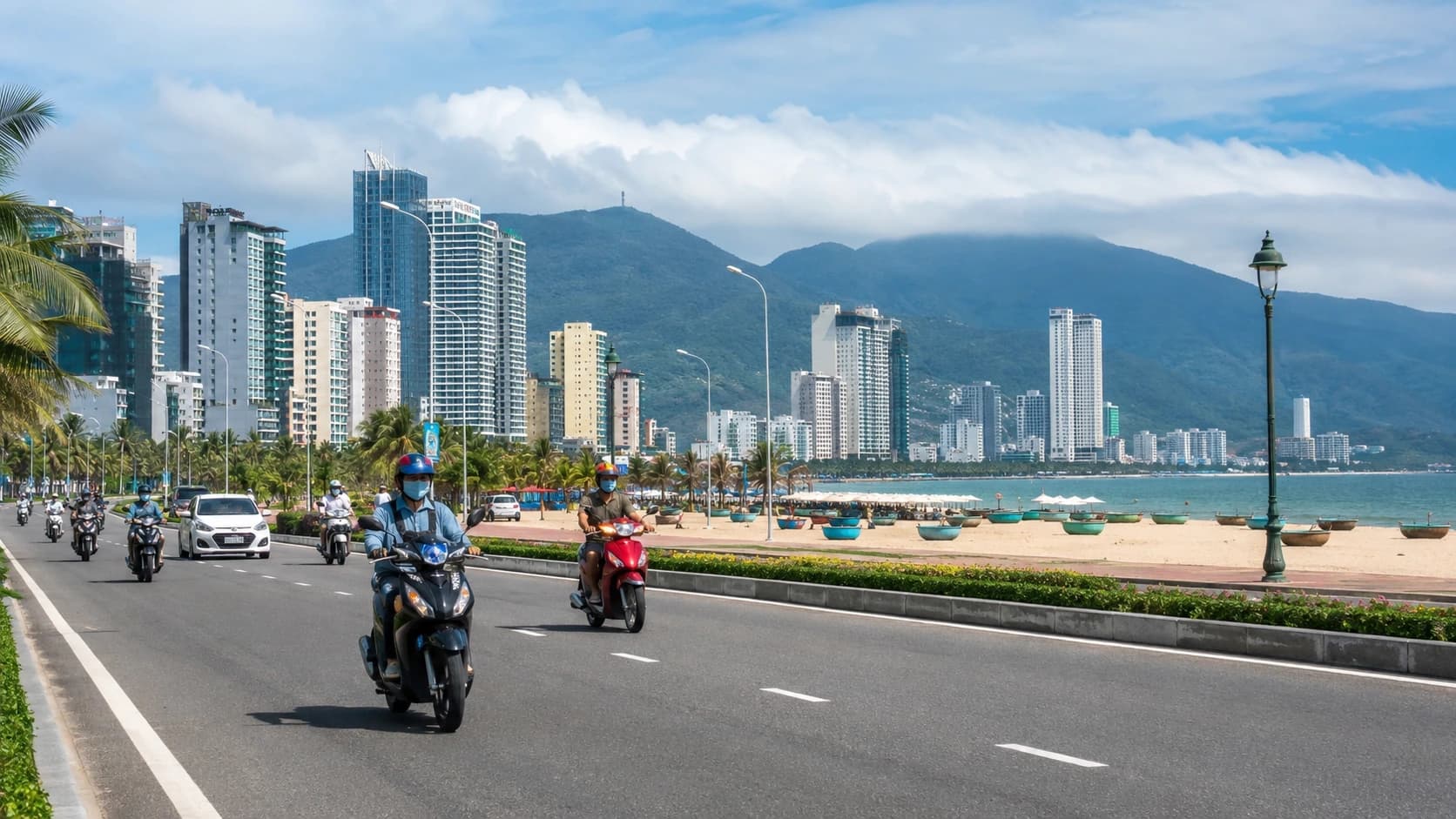 Vue de Da Nang avec plage, ville moderne et éléments de préparation pour une installation au Vietnam.