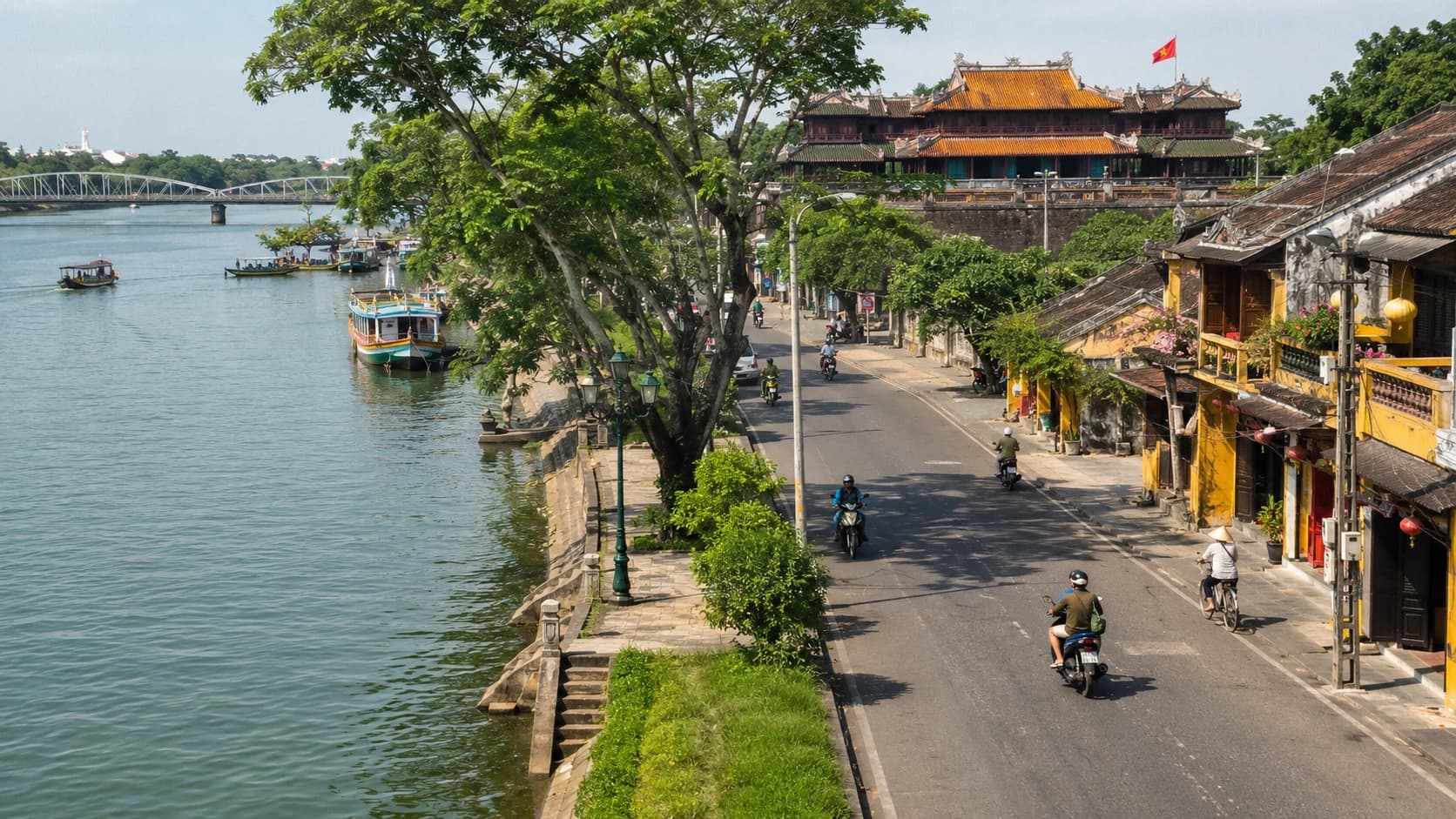 Vue de Hué avec citadelle, rivière des Parfums et éléments de préparation pour une installation au Vietnam.